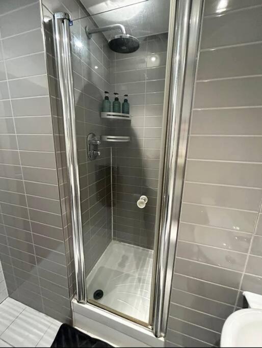 2 Bed Apartment Close To Station With Parking London Exteriör bild