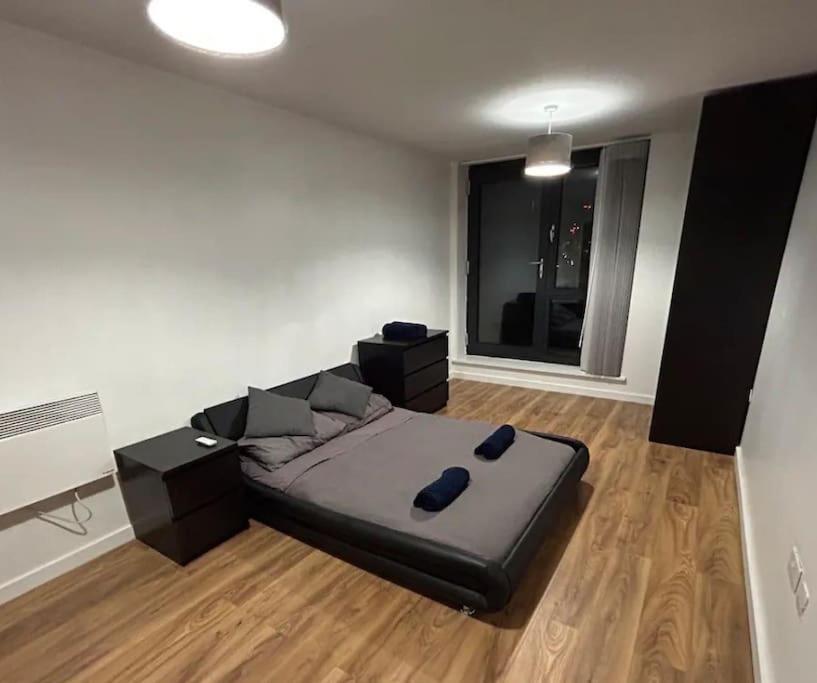 2 Bed Apartment Close To Station With Parking London Exteriör bild